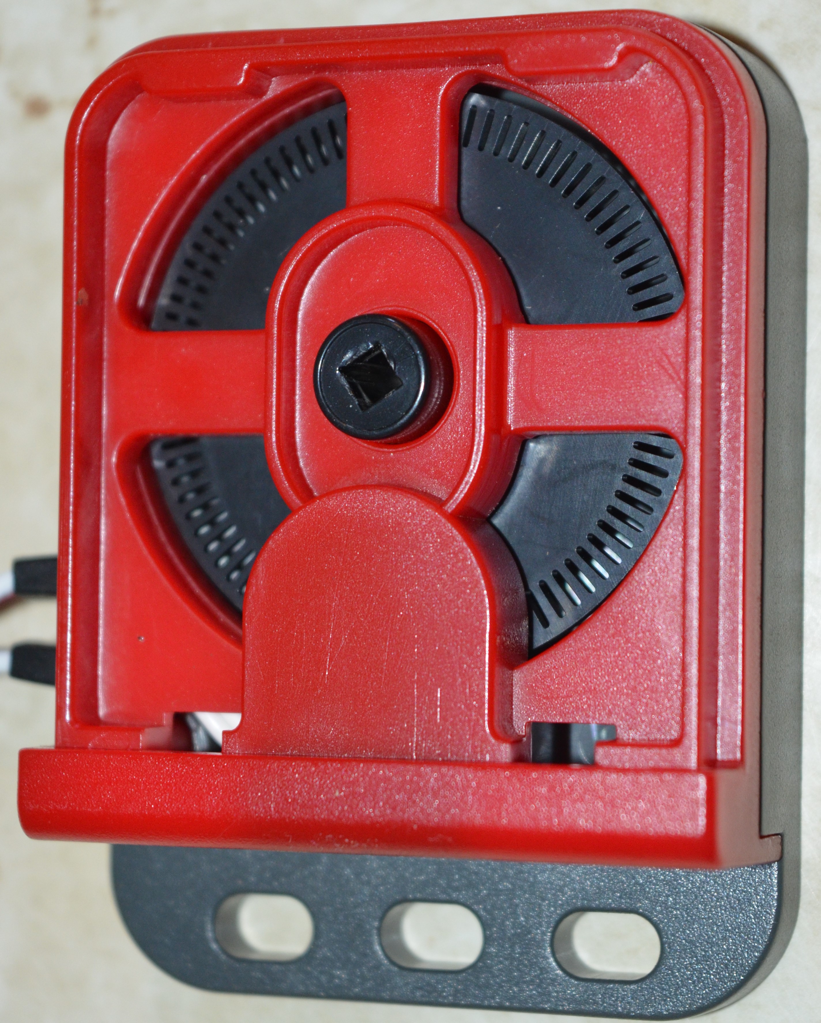 Primo piano di un dispositivo V5 a 3 fili che ne illustra il design e le caratteristiche, evidenziando i connettori e la configurazione del cablaggio, pertinenti alla descrizione della categoria V5.