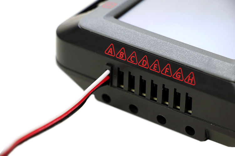 Kaavio, joka havainnollistaa V5 3-Wire Devices, joka näyttää liitännät ja komponentit oikean asennuksen ja toiminnan varmistamiseksi.