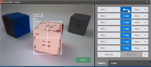 La utilidad AI Vision se muestra abierta en VEXcode V5. Se muestra una transmisión de video en vivo del sensor, y el sensor ha identificado una firma de color.