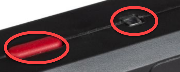 La parte superior del sensor de visión AI se muestra con su botón de actualización de firmware y la luz indicadora LED resaltados.