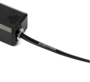 Lähikuva 3-johtimisen laajentimen Smart Port -porttiin kytketystä Smart Cablesta, joka osoittaa, että yhteyden on oltava tukeva.