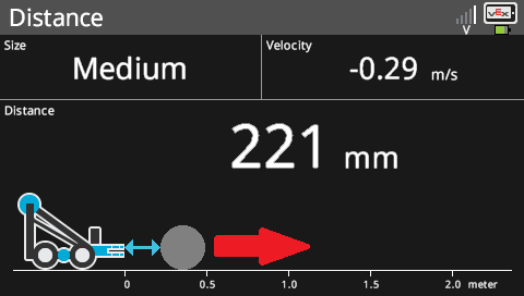 Obrazovka Brain se zobrazuje v nabídce Senzor vzdálenosti, která obsahuje data senzoru. Diagram nabídky zobrazuje vzdálenost k detekovanému objektu a šipka označuje, že se vzdálenost zvětšuje. Hodnota rychlosti je mínus 0,29 metru za sekundu, což také naznačuje, že vzdálenost se zvětšuje.