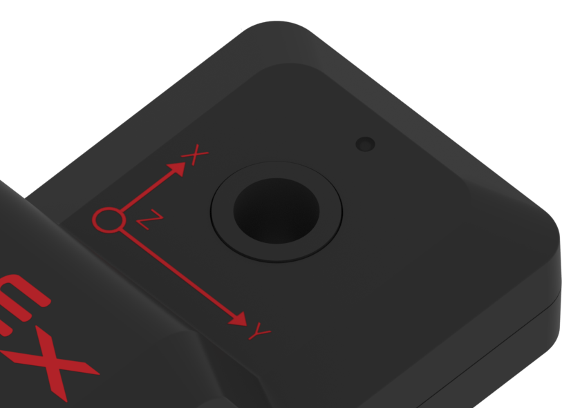 Imagem ampliada do sensor inercial V5 com o esquema impresso que indica a orientação do sensor. O diagrama tem duas setas perpendiculares que indicam os eixos X e Y, e um círculo que indica o eixo Z, apontando diretamente para cima.
