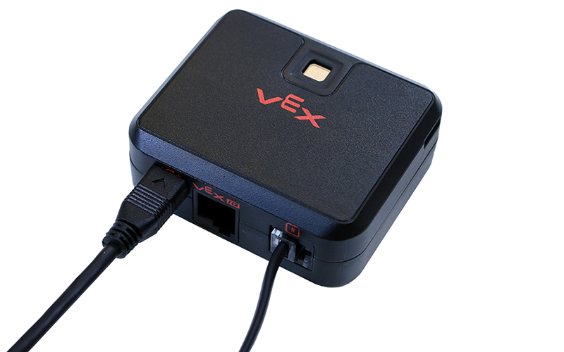 VEX V5 विजन सेंसर को एक रोबोट पर लगाया गया है, जो रोबोटिक्स अनुप्रयोगों में वस्तुओं और रंगों का पता लगाने के लिए इसके डिजाइन और विशेषताओं को प्रदर्शित करता है।