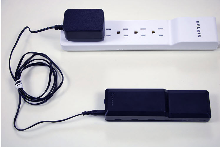 De V5 Robotbatterij wordt opgeladen met behulp van de V5-batterijlader die is aangesloten op een stopcontact op een stekkerdoos.