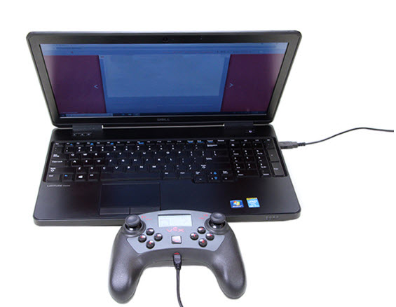 Manette V5 connectée à un ordinateur portable via un câble USB.