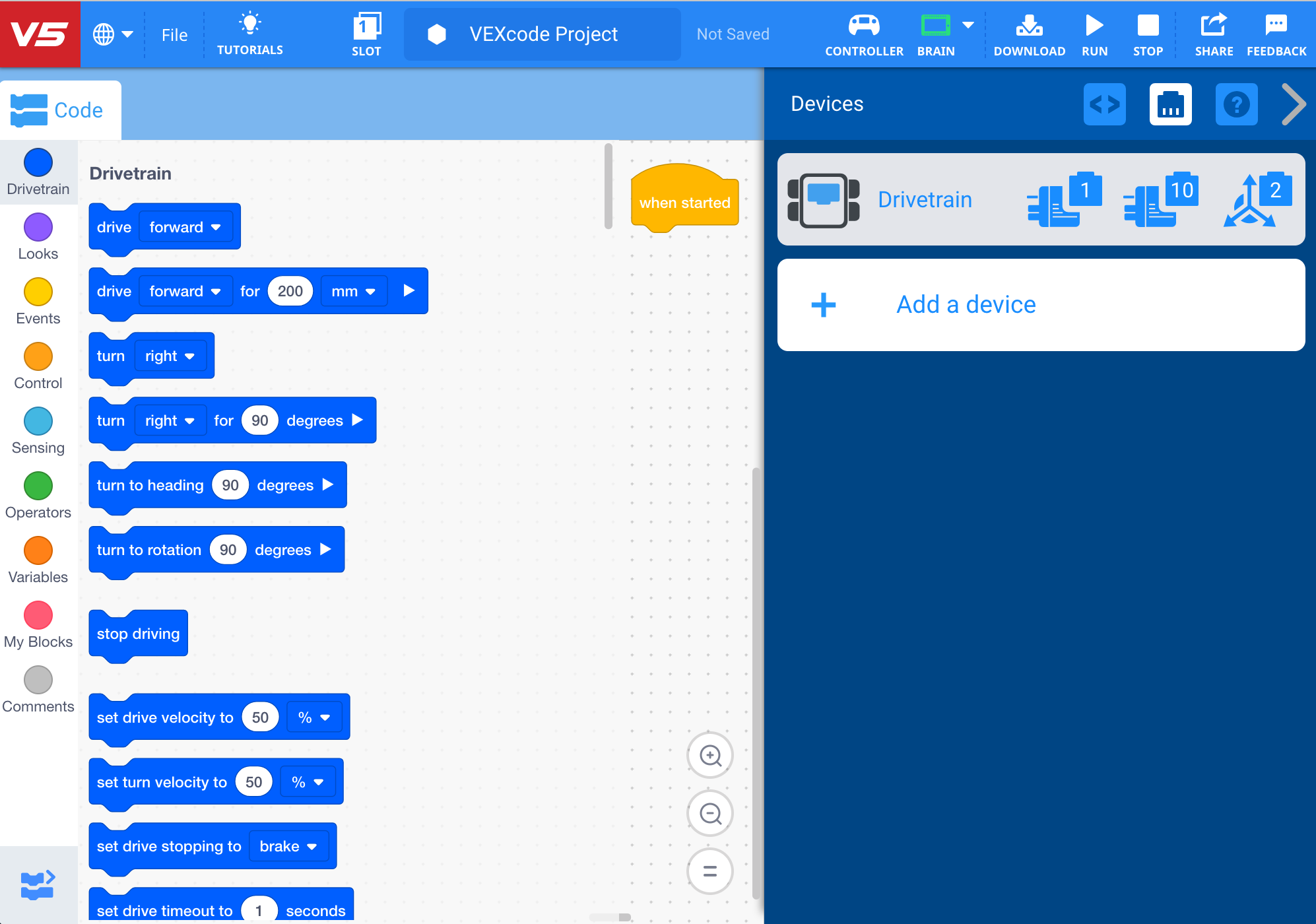 Interfaccia VEXcode V5 Blocks con il menu Dispositivi aperto per mostrare che è stato aggiunto un dispositivo Trasmissione. La categoria di blocchi Trasmissione è ora disponibile e viene visualizzata nella Casella degli strumenti Blocchi.