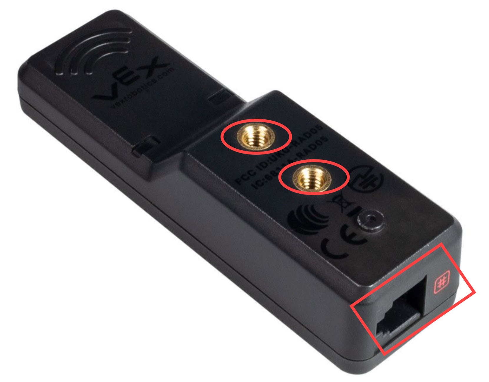 Se muestra la parte inferior de la radio del robot V5 con sus dos inserciones roscadas para tornillos VEX n.° 8-32 resaltados. El puerto inteligente de la radio también está resaltado y está ubicado en el costado de la radio.