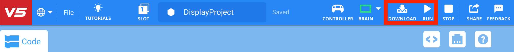 VEXcode V5 Toolbar mit den Symbolen „Herunterladen“ und „Ausführen“, die zwischen den Symbolen „Gehirn“ und „Stopp“ hervorgehoben sind. Die Statusanzeige neben dem Projektnamen zeigt „Gespeichert“ an.