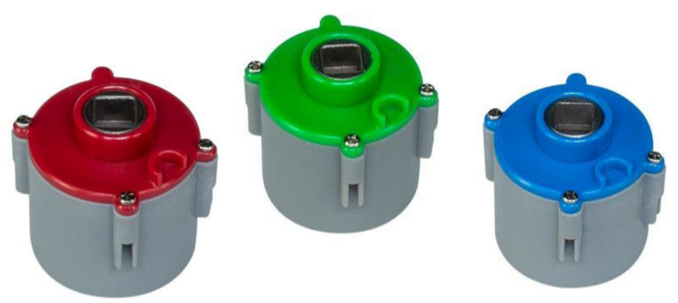 Três cartuchos de engrenagem intercambiáveis que podem ser utilizados para alterar a velocidade máxima de rotação do veio do motor inteligente V5. Cada um deles tem uma cor diferente: um é vermelho, um é verde e um é azul.