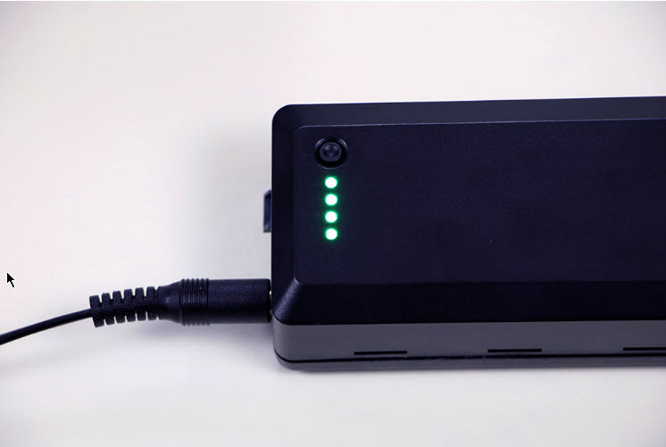 Gros plan sur une batterie de robot V5 en charge, montrant ses voyants LED.