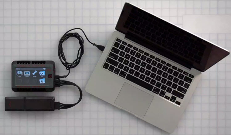 V5 Robot Brain jest włączony i podłączony do laptopa za pomocą kabla USB.