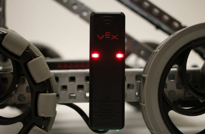 Bağlı V5 Robot Radyosu iki adet parlayan gösterge ışığıyla gösterilmektedir.