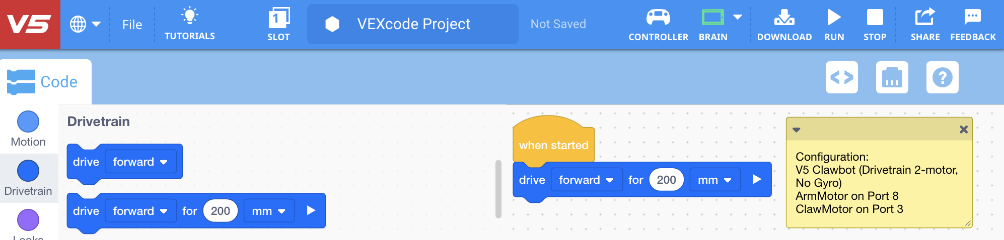 VEXcode V5 s blokem Drive for přidaným do projektu pod blok When started. Projekt nyní zobrazuje text Po spuštění pojeďte 200 mm dopředu.
