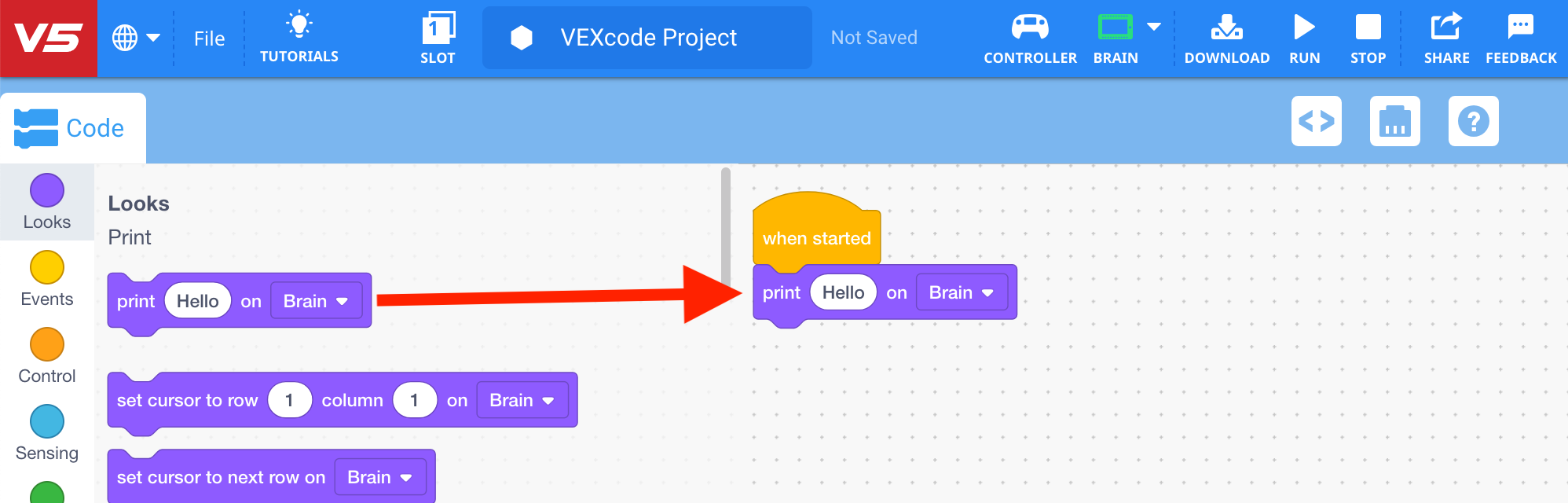 VEXcode V5 зі стрілкою, яка вказує на те, що блок друку перетягується з панелі інструментів та додається до стеку блоків.