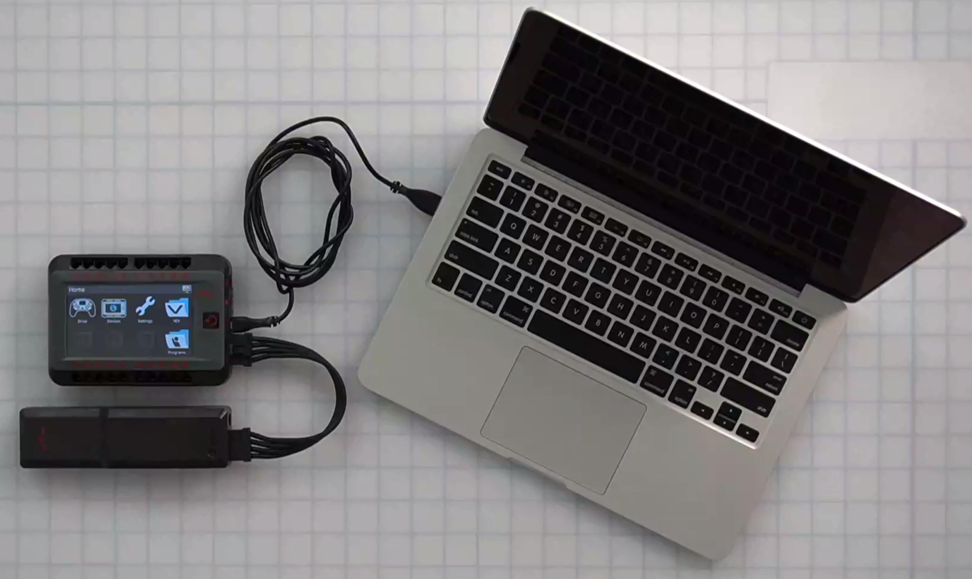 V5 Robot Brain được bật nguồn và kết nối với máy tính xách tay bằng cáp USB.