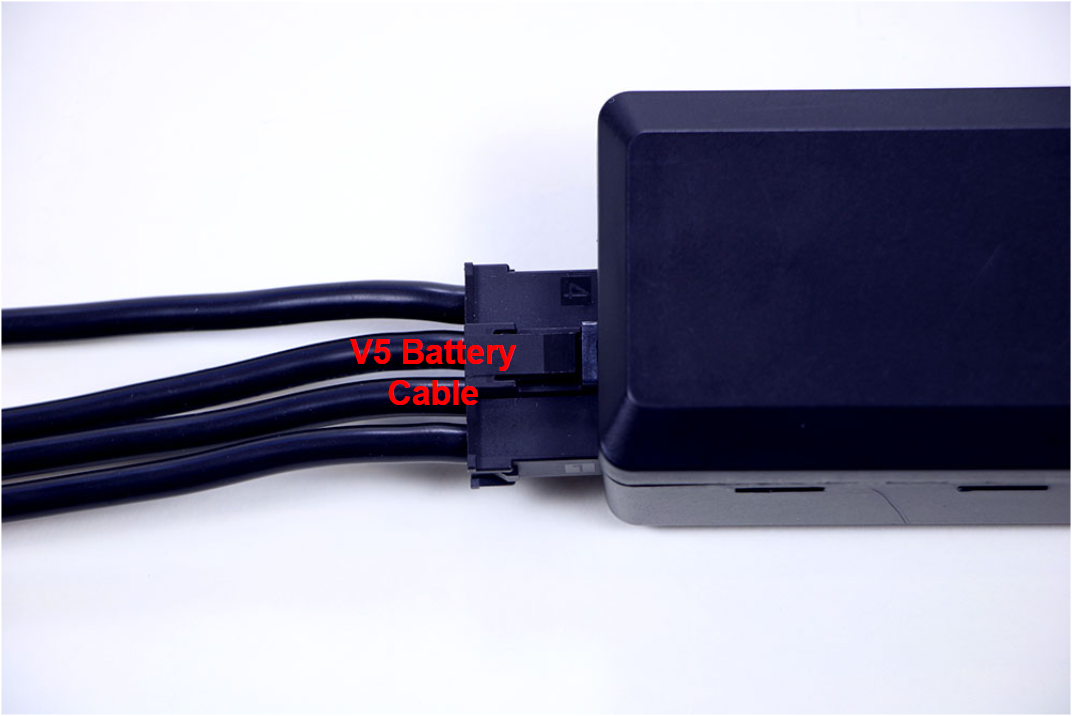 Kabel Baterai V5 ditampilkan terhubung ke Baterai Robot V5. Kabel ini digunakan untuk memberi daya pada V5 Brain setelah Baterai Robot diisi.