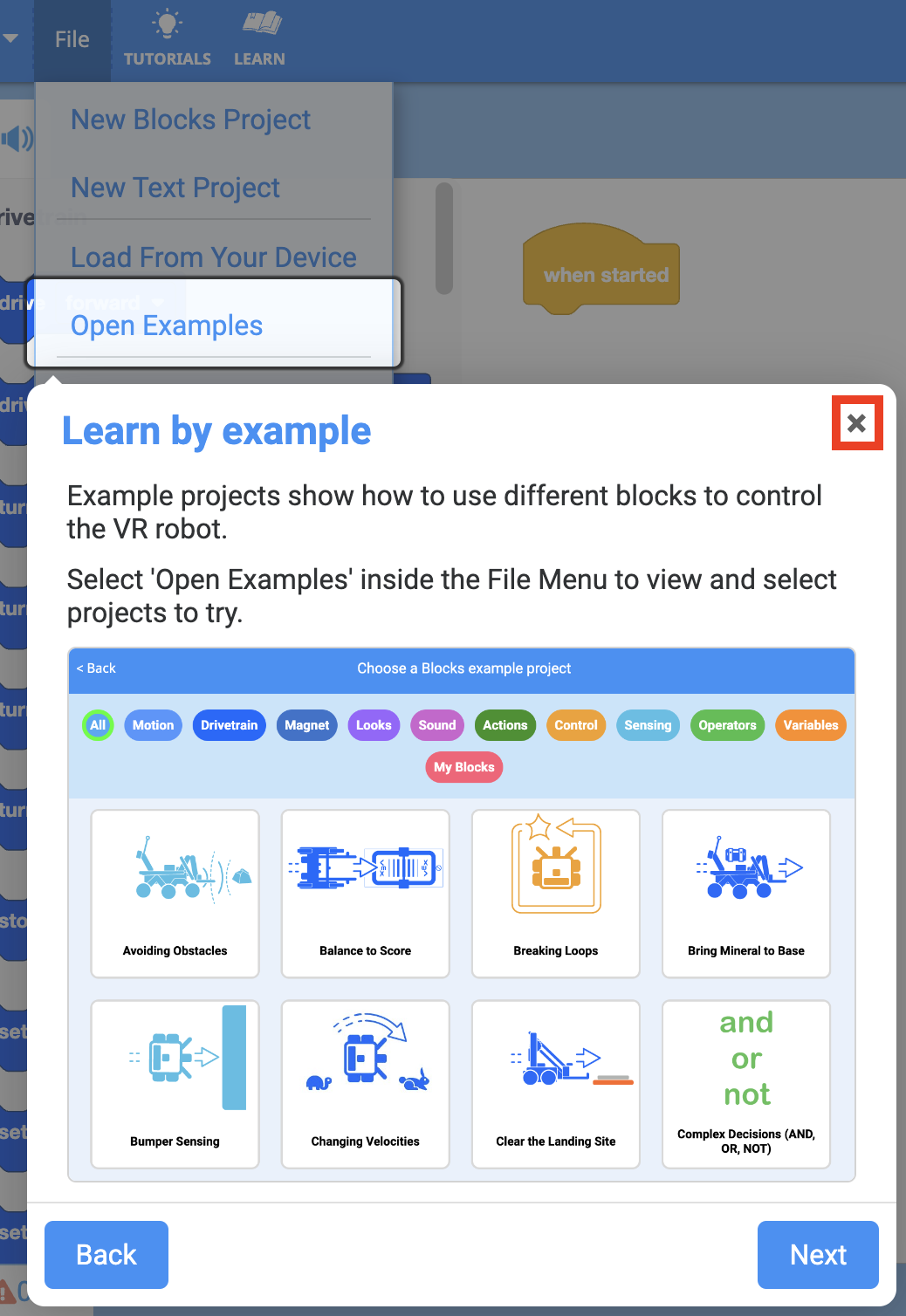 Screenshot dell'interfaccia VEXcode VR che mostra l'ambiente di codifica basato su blocchi, progettato per insegnare concetti di codifica tramite un robot virtuale, evidenziando le funzionalità sia per principianti che per utenti avanzati nell'istruzione STEM.