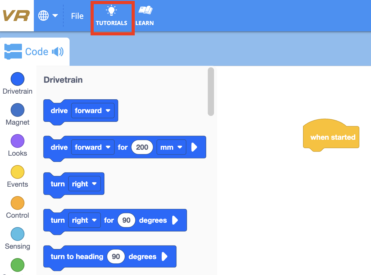 Captura de tela da interface VEXcode VR mostrando um ambiente de codificação baseado em blocos para programar um robô virtual, projetado para facilitar o aprendizado de conceitos de codificação e princípios de robótica em ambientes educacionais.