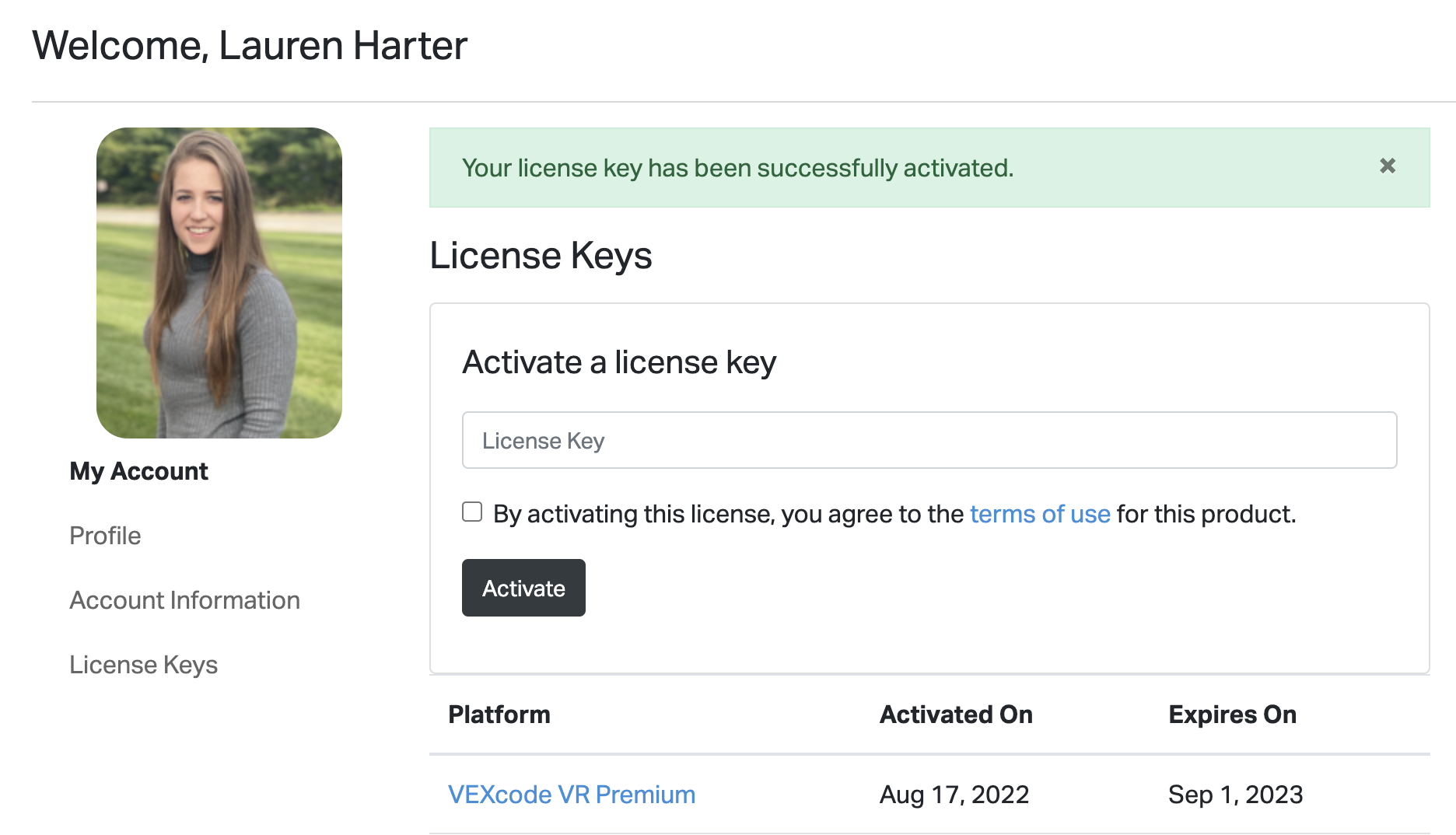 Screenshot dell'interfaccia del sistema di licenze VEXcode VR, che mostra le opzioni e le informazioni relative alle licenze per l'ambiente di programmazione virtuale progettato per insegnare concetti di codifica tramite un robot simulato.