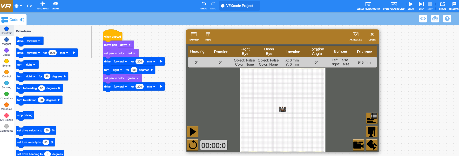 Screenshot dell'interfaccia VR di VEXcode che mostra un ambiente di codifica basato su blocchi per la programmazione di un robot virtuale, progettato per facilitare l'insegnamento della codifica nelle aule e supportare l'apprendimento STEM.