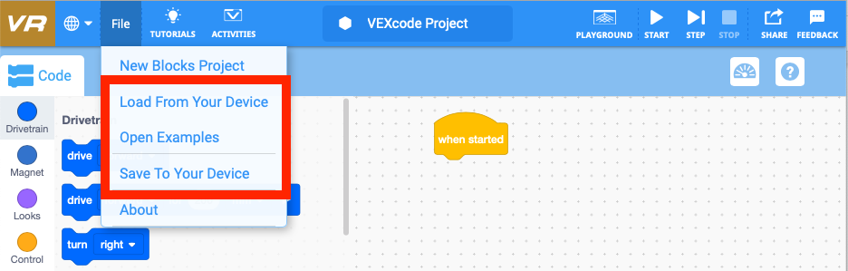 „VEXcode VR“ sąsajos ekrano kopija, kurioje demonstruojama blokų kodavimo aplinka, sukurta mokyti kodavimo sąvokas naudojant virtualią robotiką, pabrėžiant jos naudojimą švietimo sistemose, skirtose STEM mokymuisi.