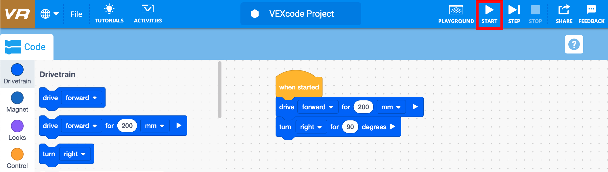VEXcode VR sąsajos ekrano kopija, kurioje rodomas komandų blokas „Pradėti“, naudojamas projekto žinyno skyriuje, siekiant padėti vartotojams programuoti virtualų robotą.