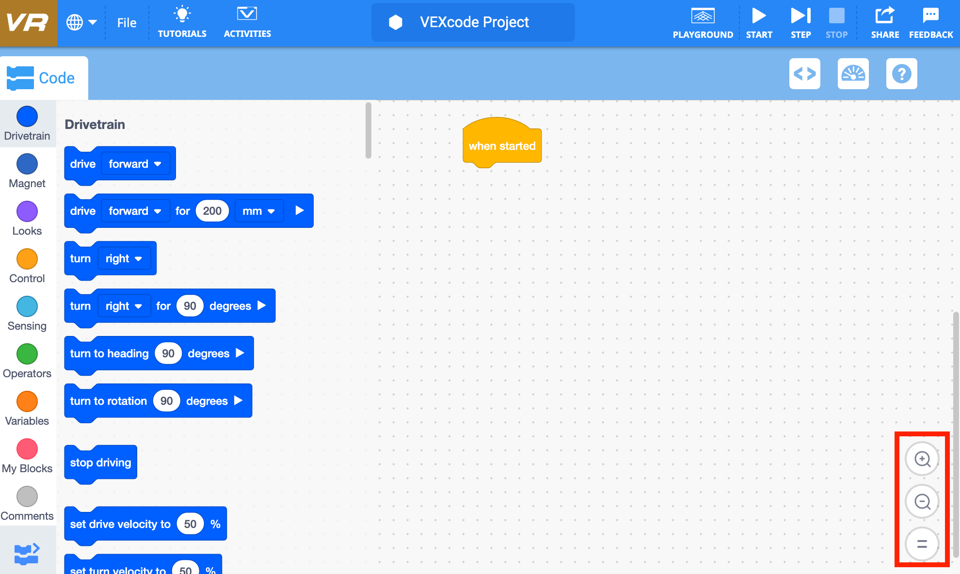 Captura de tela da interface de programação VEXcode VR, mostrando um ambiente de codificação baseado em blocos com vários blocos de codificação, projetado para ajudar os usuários a aprender conceitos de codificação por meio de robótica virtual.