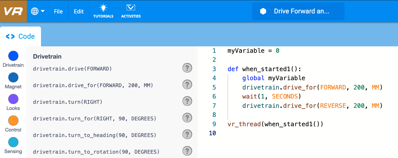 Capture d'écran de l'interface de l'espace de travail texte de VEXcode VR, présentant un environnement de codage avec des options de programmation textuelle permettant aux utilisateurs de créer et de déboguer du code pour un robot virtuel, visant à améliorer l'éducation STEM grâce à des concepts de codage.