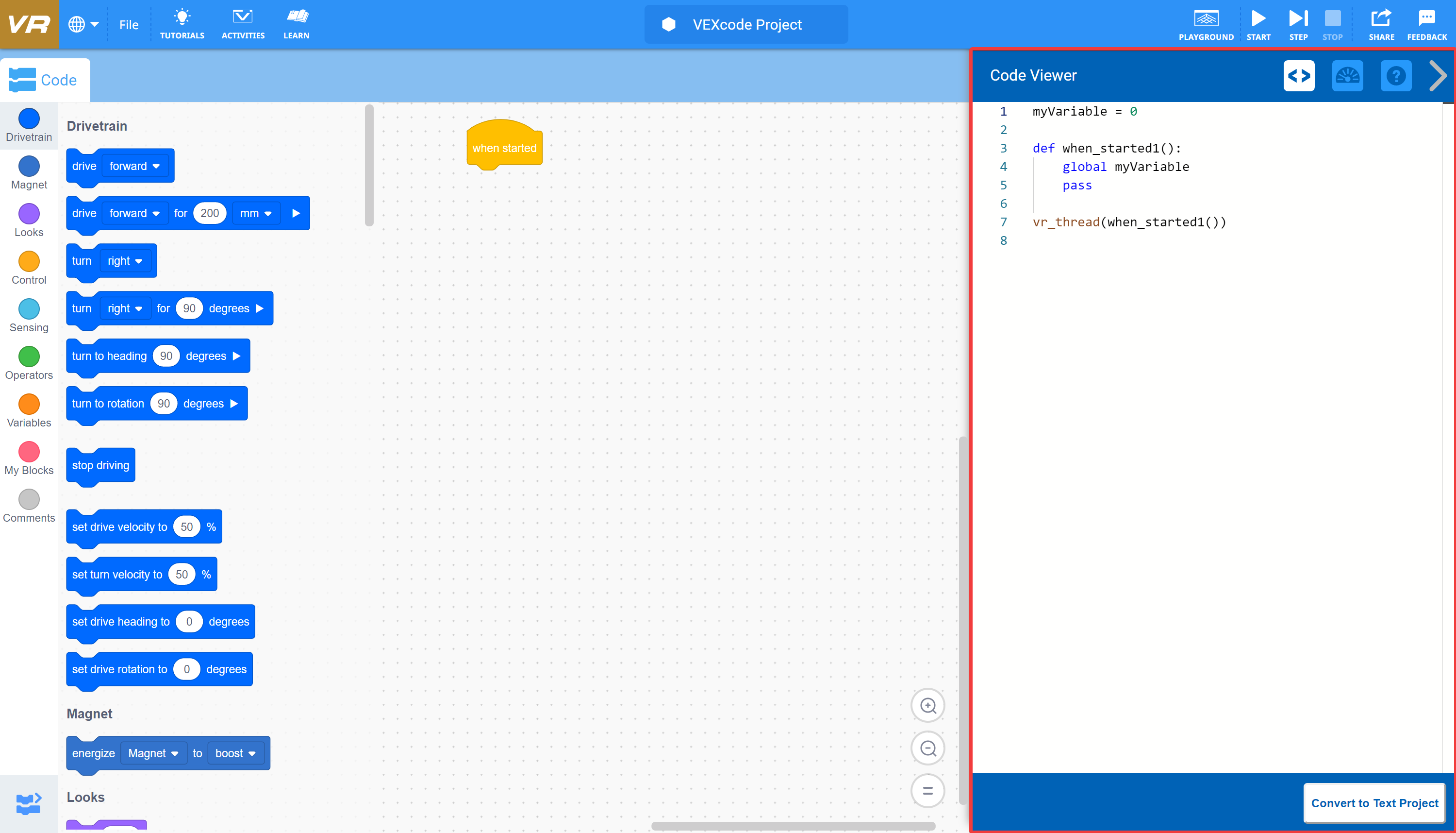 VEXcode VR ইন্টারফেসের স্ক্রিনশট একটি ভার্চুয়াল রোবট প্রোগ্রামিং করার জন্য একটি ব্লক-ভিত্তিক কোডিং পরিবেশ প্রদর্শন করে, একটি টিউটোরিয়াল প্রসঙ্গে নতুনদের এবং উন্নত ব্যবহারকারীদের জন্য বৈশিষ্ট্যগুলি হাইলাইট করে৷