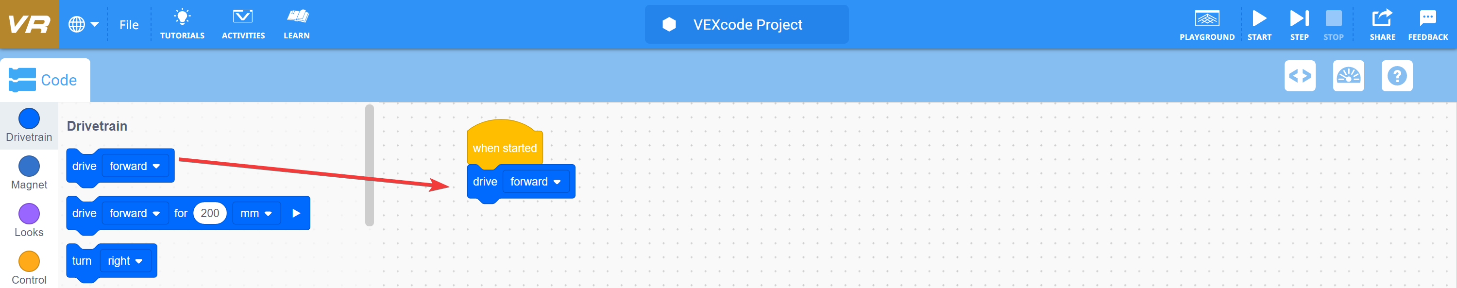 Näyttökaappaus VEXcode VR -käyttöliittymästä, joka esittelee lohkopohjaista koodausympäristöä, joka on suunniteltu koodauskonseptien opettamiseen virtuaalisen robotiikan avulla ja korostaa ominaisuuksia sekä aloittelijoille että kokeneille käyttäjille.