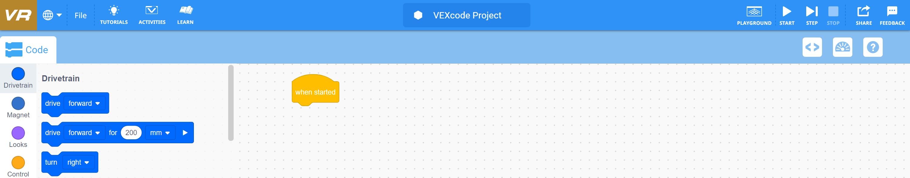 VEXcode VR apmācības interfeisa ekrānuzņēmums, kurā parādīta uz blokiem balstīta kodēšanas vide virtuālā robota programmēšanai, kas paredzēta izglītības nolūkiem STEM mācībās.