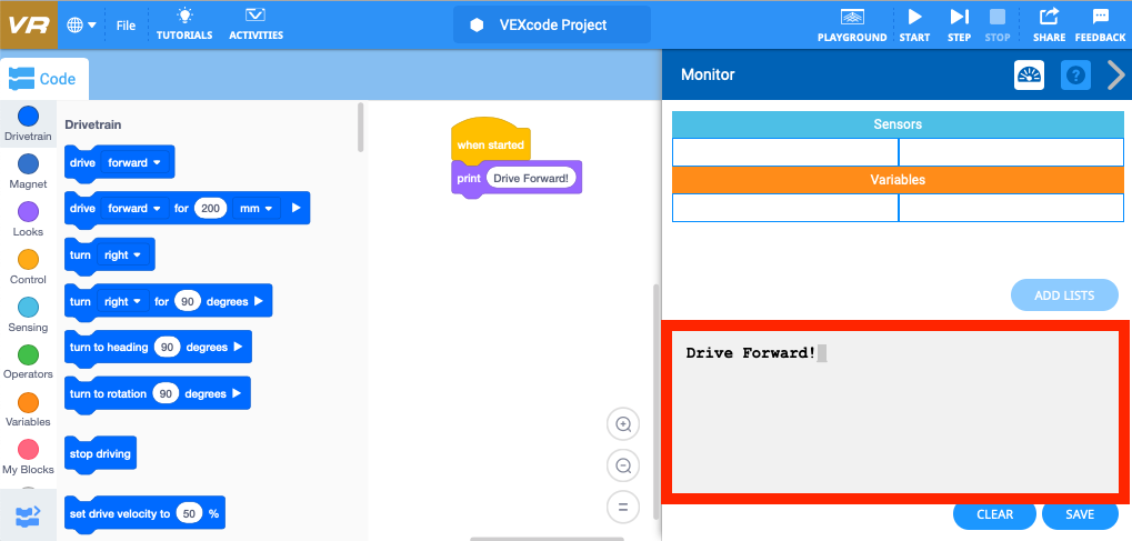 Screenshot dell'interfaccia VEXcode VR che mostra un ambiente di codifica basato su blocchi, progettato per insegnare concetti di codifica tramite la programmazione robotica virtuale. L'immagine illustra il layout intuitivo per principianti e utenti avanzati.