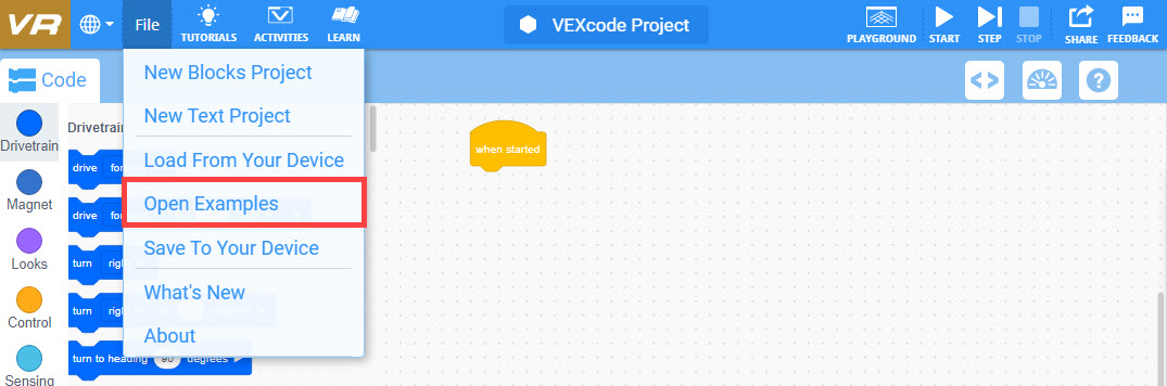 একটি VEXcode VR টিউটোরিয়াল ইন্টারফেসের স্ক্রিনশট, একটি ভার্চুয়াল রোবট প্রোগ্রামিং করার জন্য ব্যবহৃত ব্লক-ভিত্তিক কোডিং পরিবেশ প্রদর্শন করে, যা শিক্ষার্থীদের কোডিং ধারণা এবং রোবোটিক্স নীতি শেখার জন্য সাহায্য করার জন্য ডিজাইন করা হয়েছে।