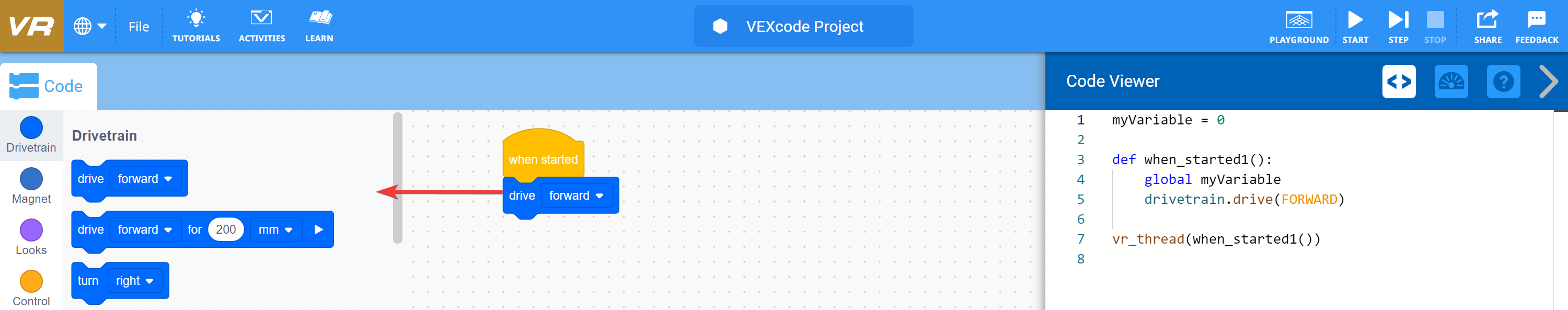 Screenshot der VEXcode VR-Schnittstelle, der eine blockbasierte Codierungsumgebung zum Programmieren eines virtuellen Roboters zeigt und Funktionen für Anfänger und Fortgeschrittene in einem Tutorial-Kontext veranschaulicht.