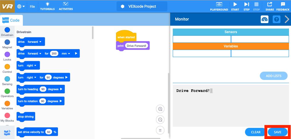 Captura de pantalla de la interfaz VEXcode VR que muestra el entorno de codificación basado en bloques, con bloques de programación y un robot virtual, diseñado para enseñar conceptos de codificación en la educación STEM.