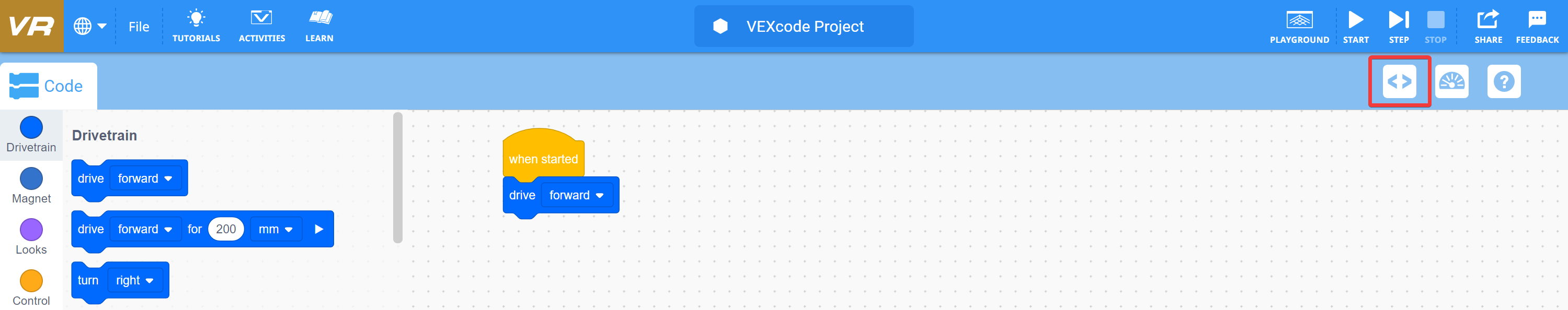 Captura de tela da interface do VEXcode VR mostrando um ambiente de codificação baseado em blocos para programar um robô virtual, ilustrando recursos para iniciantes e usuários avançados em um contexto de tutorial.