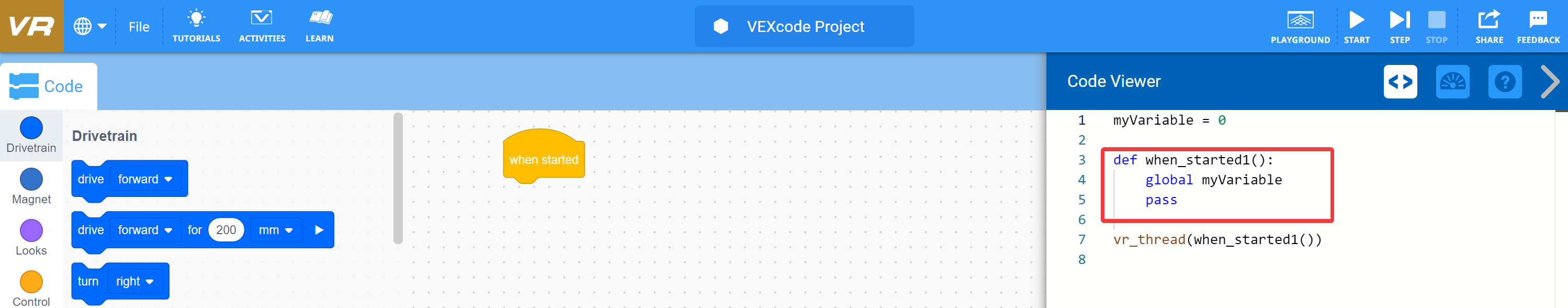 ภาพหน้าจอของอินเทอร์เฟซ VEXcode VR ที่แสดงสภาพแวดล้อมการเขียนโค้ดแบบบล็อกสำหรับการเขียนโปรแกรมหุ่นยนต์เสมือนจริง พร้อมทั้งแสดงคุณลักษณะต่างๆ สำหรับผู้เริ่มต้นและผู้ใช้ขั้นสูงในบริบทของบทช่วยสอน