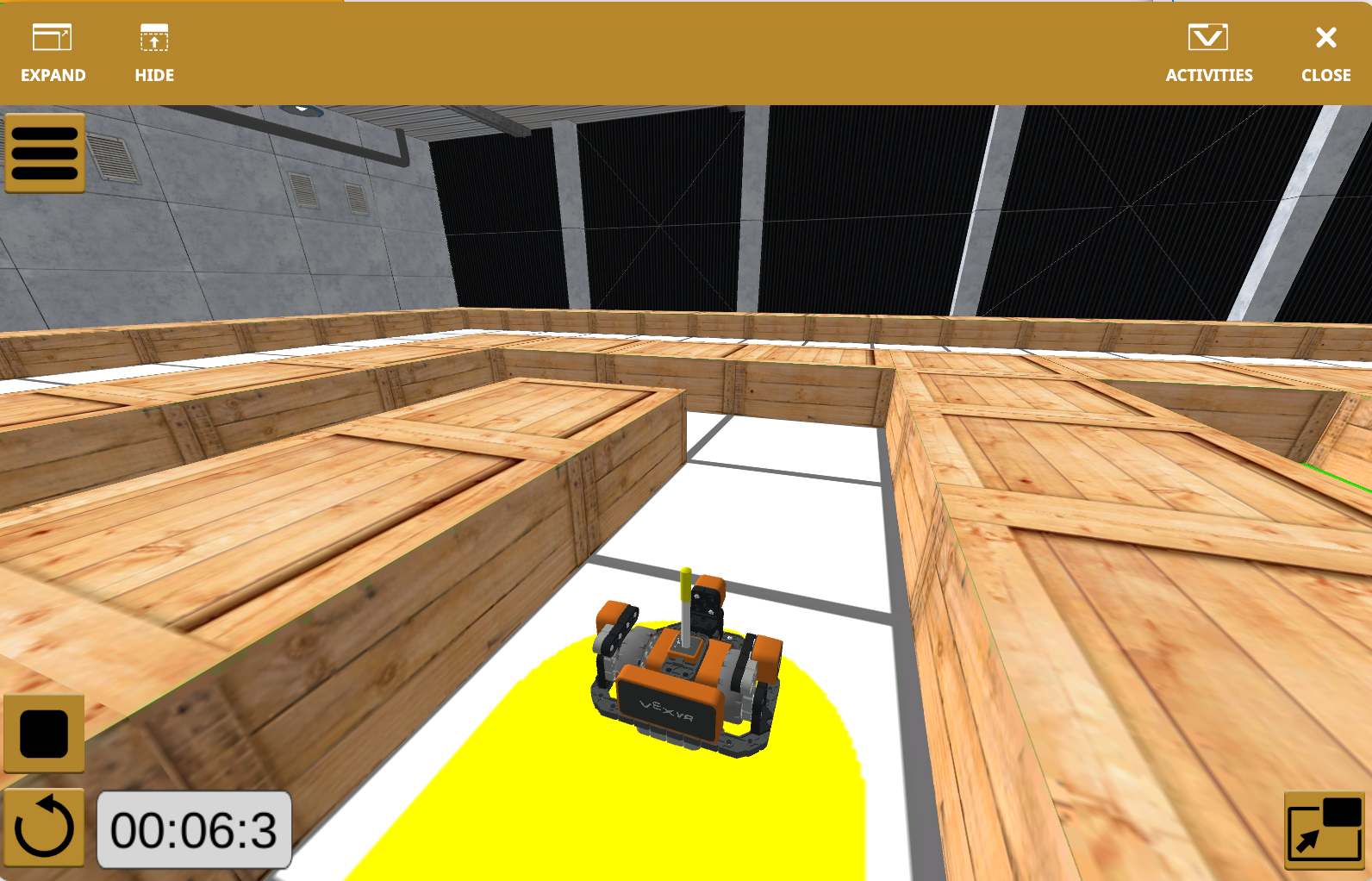 Captura de pantalla de VEXcode VR que muestra las características de Playground, resaltando la interfaz de codificación basada en bloques y el entorno de robot virtual diseñado para aprender conceptos de codificación en la educación STEM.