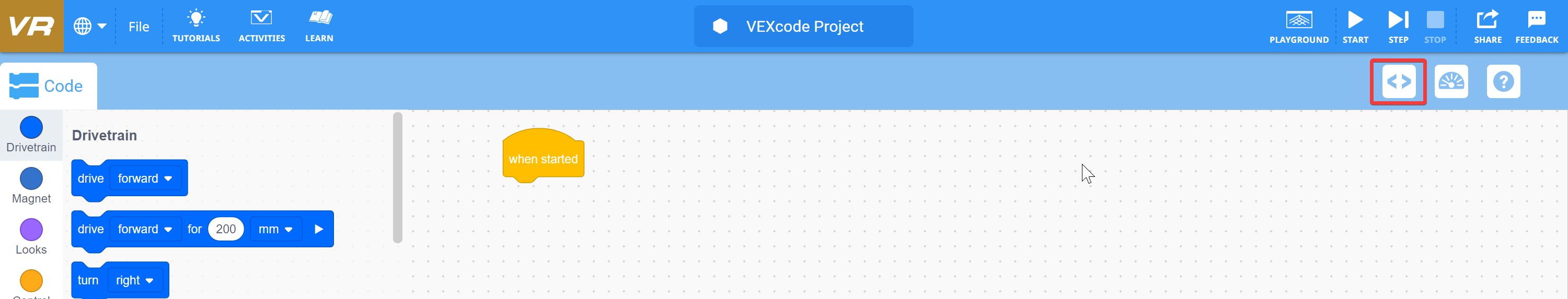 Ảnh chụp màn hình giao diện lập trình VEXcode VR, giới thiệu môi trường mã hóa theo khối với nhiều khối mã hóa khác nhau và một robot ảo, được thiết kế để giảng dạy các khái niệm mã hóa và nguyên tắc robot trong môi trường giáo dục.