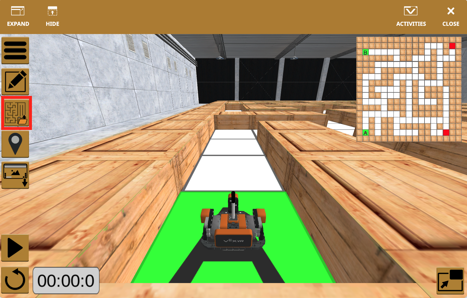 仮想ロボットをプログラミングするためのブロックベースのコーディング環境を示す VEXcode VR インターフェースのスクリーンショット。STEM 教育のコンテキストにおける初心者と上級ユーザー向けの機能を示しています。