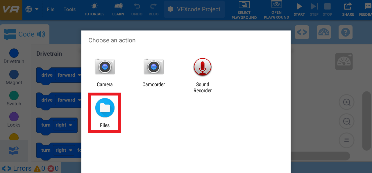 Screenshot dell'interfaccia VR di VEXcode che mostra la funzionalità Carica e Salva, con opzioni per salvare progetti e caricare quelli esistenti, progettata per facilitare l'apprendimento della codifica e della programmazione in un ambiente virtuale.