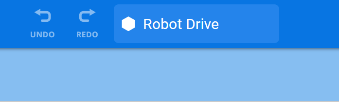 Een close-up van de VEXcode VR-interface toont het projectnaamgedeelte in het midden bovenaan het scherm, met het label Robot Drive. Aan de linkerkant zijn de knoppen Ongedaan maken en Opnieuw zichtbaar, waarmee de gebruiker recente wijzigingen ongedaan kan maken of opnieuw kan toepassen. De projectnaam wordt weergegeven zonder statusindicatie, zoals opgeslagen of niet opgeslagen. De interface is voornamelijk blauw en heeft een minimaal ontwerp.