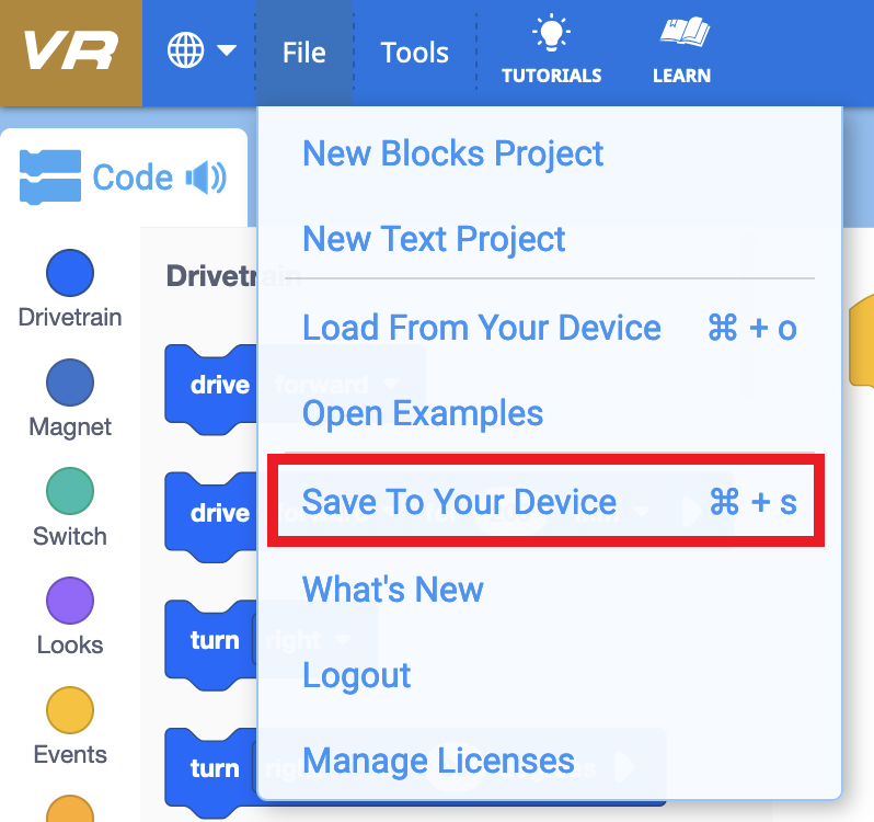 Eine Nahaufnahme der VEXcode VR-Schnittstelle zeigt das Dropdown-Menü „Datei“. Der 