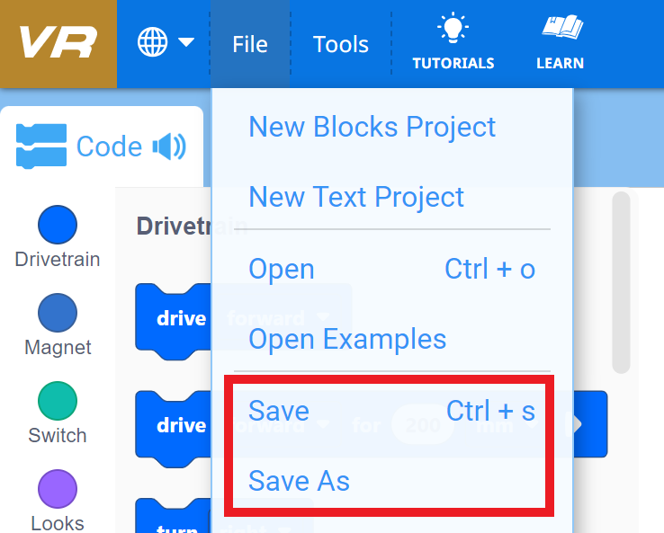 Snímek obrazovky rozhraní VEXcode VR zobrazující funkci Load and Save s možnostmi načítání existujících projektů a ukládání aktuální práce v blokovém kódovacím prostředí pro virtuální programování robotiky.