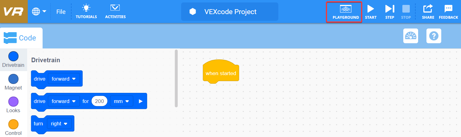 VEXcode VR इंटरफ़ेस का स्क्रीनशॉट, प्लेग्राउंड की विशेषताओं को प्रदर्शित करता है, जिसमें वर्चुअल रोबोट प्रोग्रामिंग के लिए ब्लॉक-आधारित कोडिंग वातावरण भी शामिल है, जिसे कोडिंग कौशल को बढ़ाने और STEM शिक्षा का समर्थन करने के लिए डिज़ाइन किया गया है।