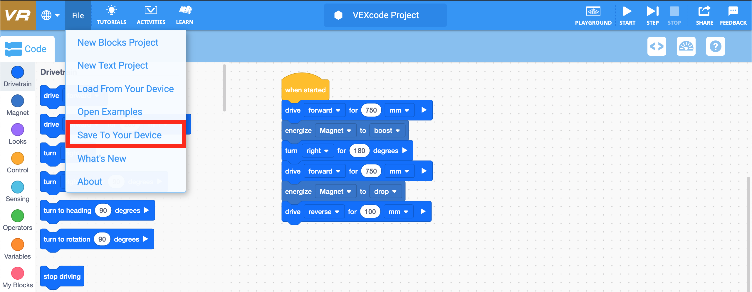「プロジェクトを保存」ブロックを示す VEXcode VR インターフェースのスクリーンショット。教育環境でコーディングの概念とロボット工学の原理を教えるために設計されたブロックベースのコーディング環境を示しています。