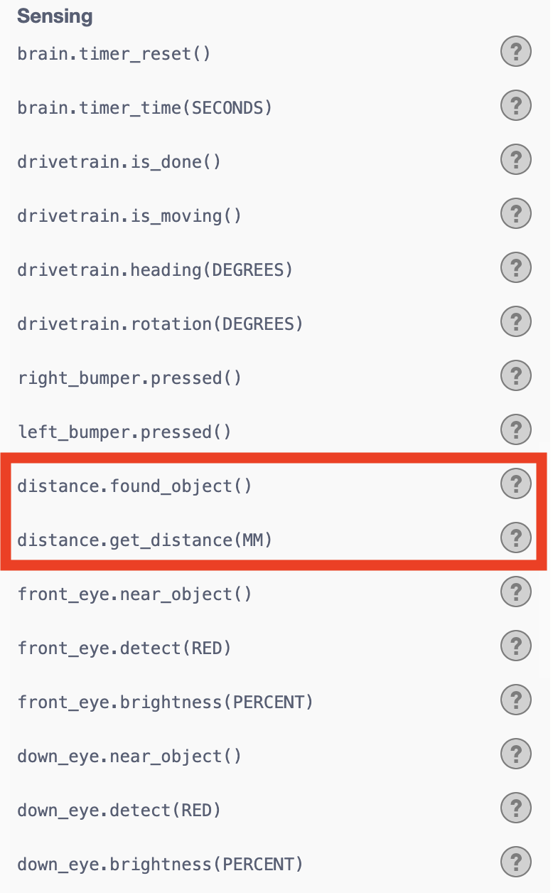 VEXcode VR роботының негізгі мүмкіндіктерін, соның ішінде сенсорларды, қозғалтқыштарды және бағдарламалау интерфейсін көрсететін диаграмма, пайдаланушылардың білім беру мақсаттары үшін кодтау ортасында виртуалды роботпен қалай әрекеттесетінін суреттейді.