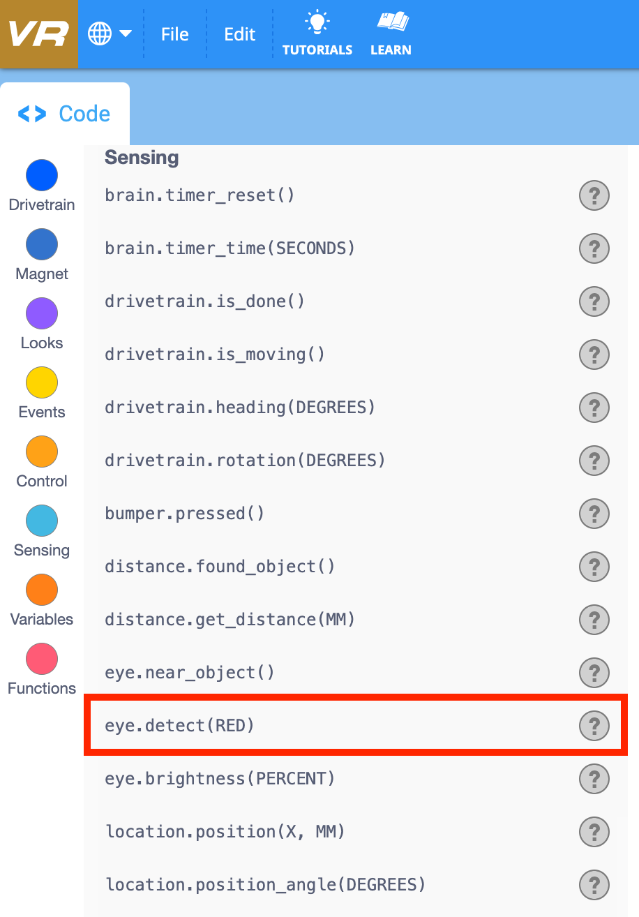 Diagrama ilustrando os recursos dos robôs VEXcode VR, destacando componentes como sensores, motores e o ambiente virtual usado para programação e teste de código na educação STEM.