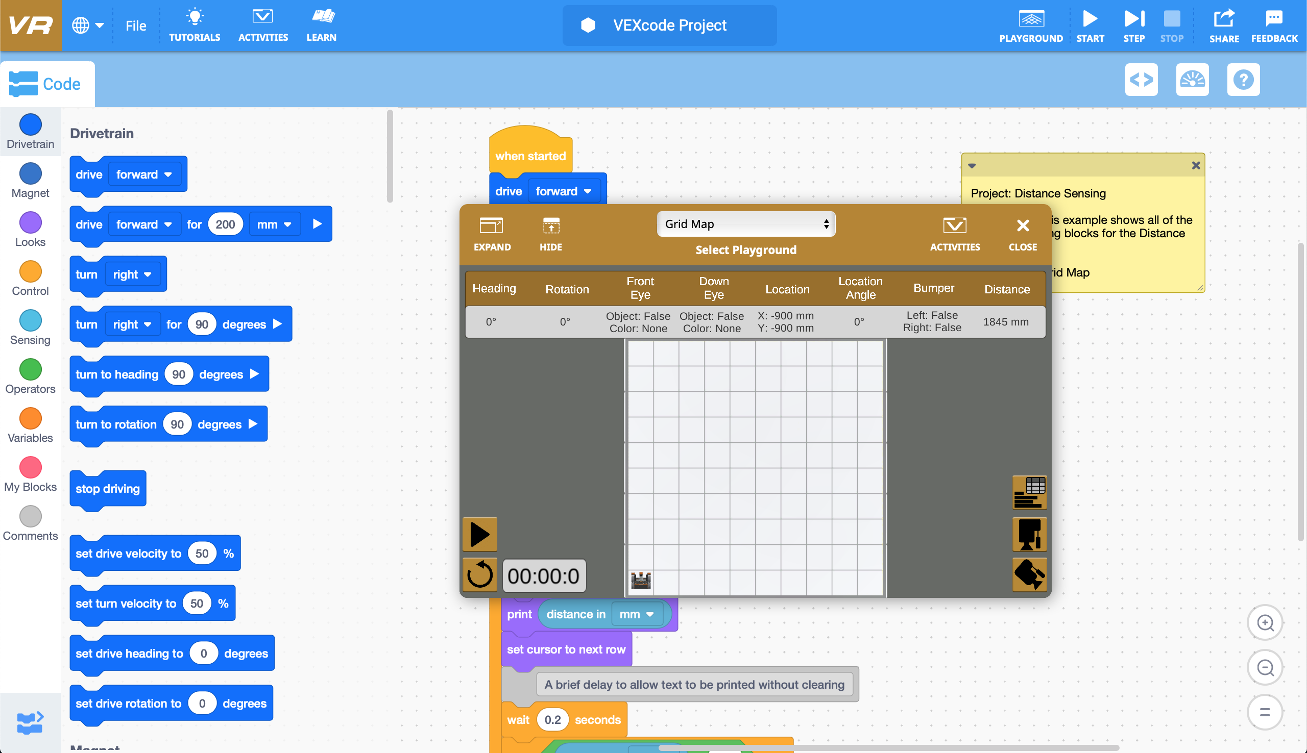 Captura de pantalla de la sección de resolución de problemas de VEXcode VR, que muestra un proyecto de ejemplo titulado 'Playground Auto Opens' con elementos visuales que resaltan bloques de codificación y funciones de simulación para enseñar conceptos de programación.